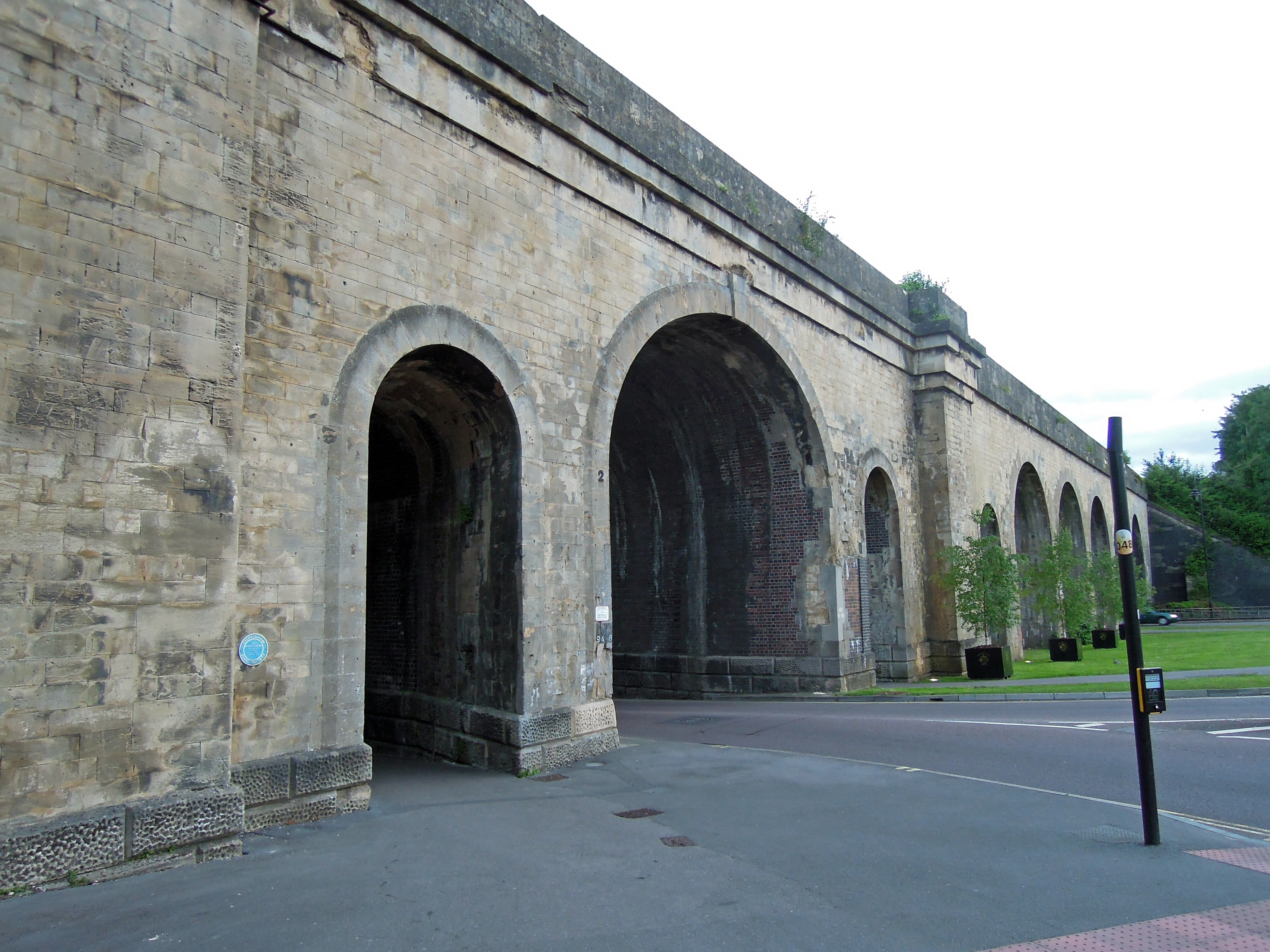 Jernbanen går gjennom sentrum av byen