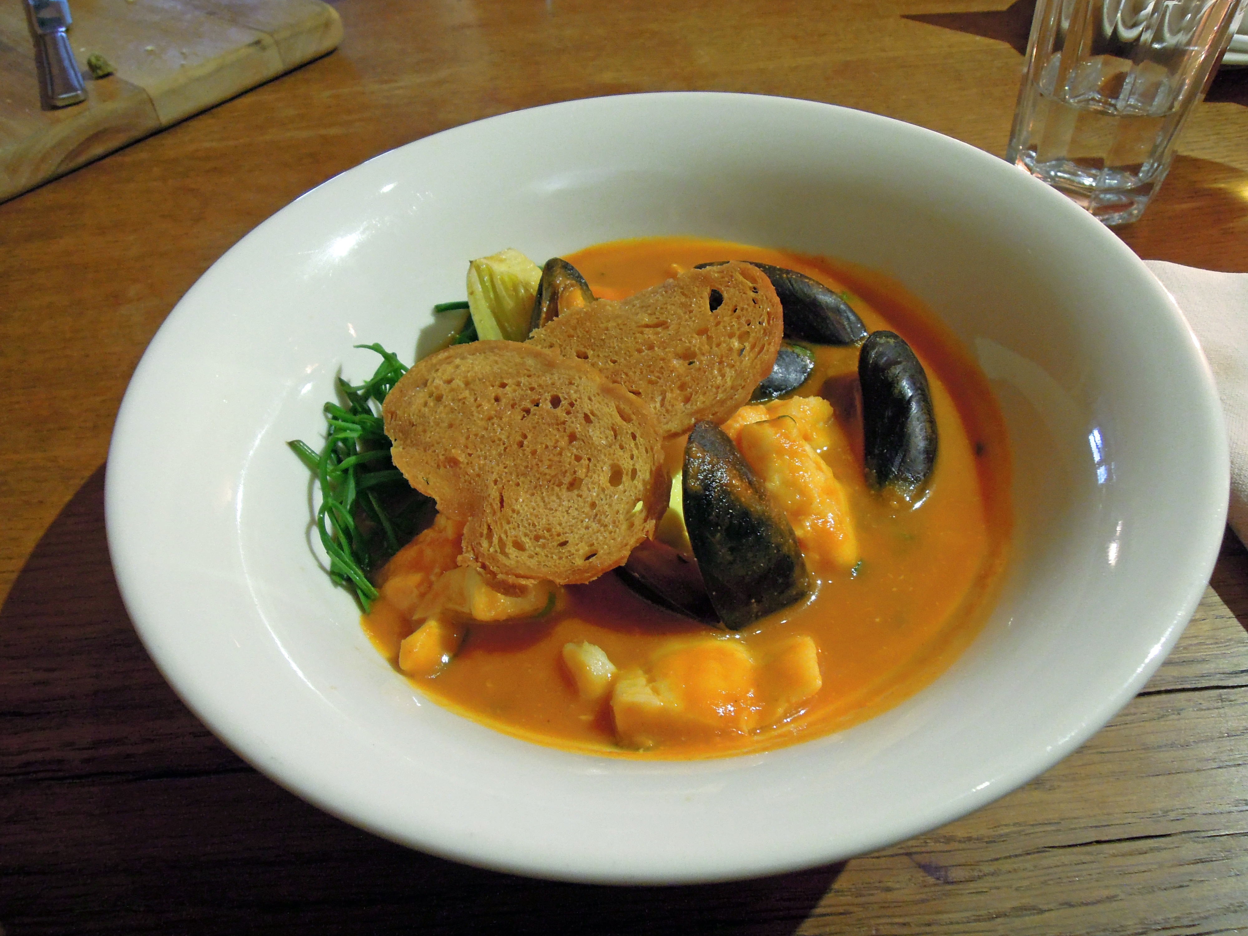 Middagen består av flere sorter sjømat, rett og slett deilig