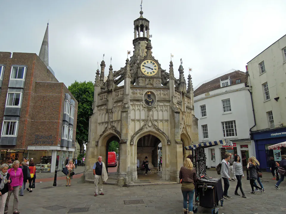 I gågaten er det tatt vare på en del gamle bygninger