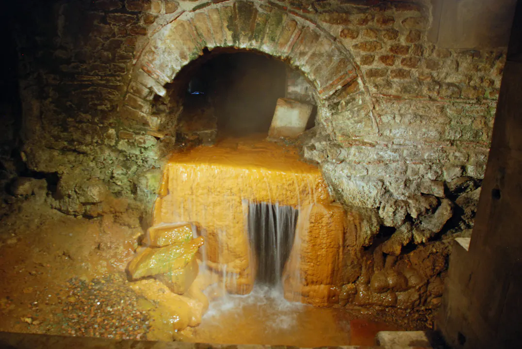 Her kommer det varme vannet inn