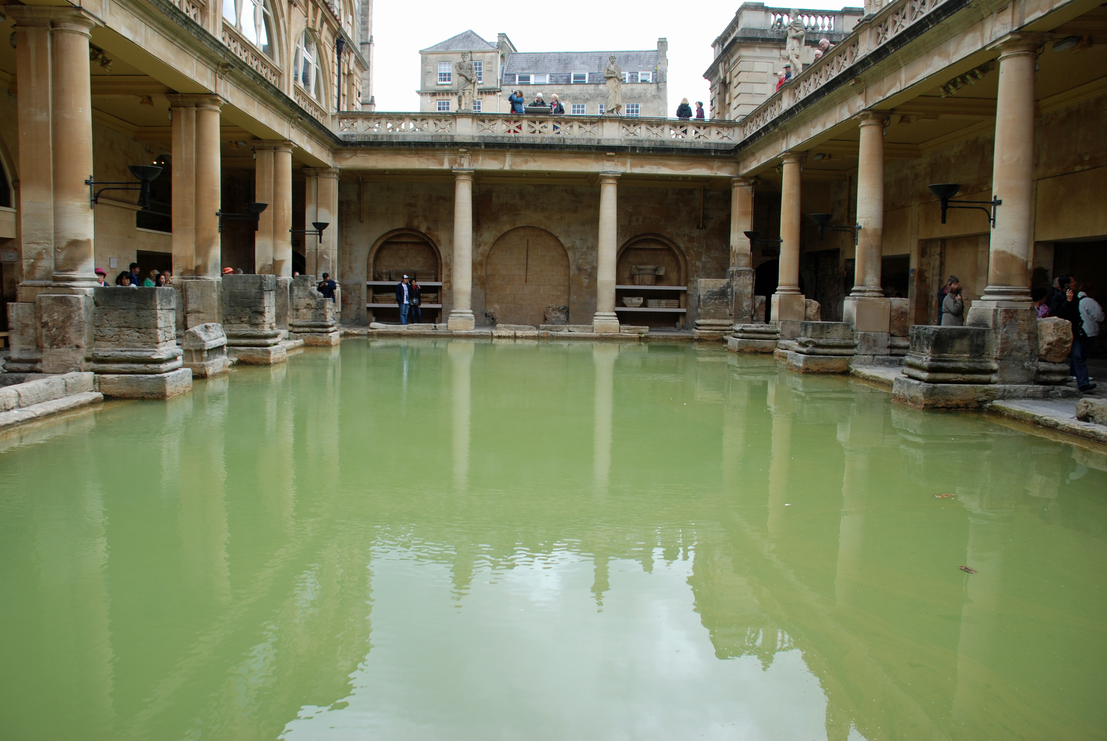 Det var ikke lov å ta på seg badebukse og hoppe ut i bassenget