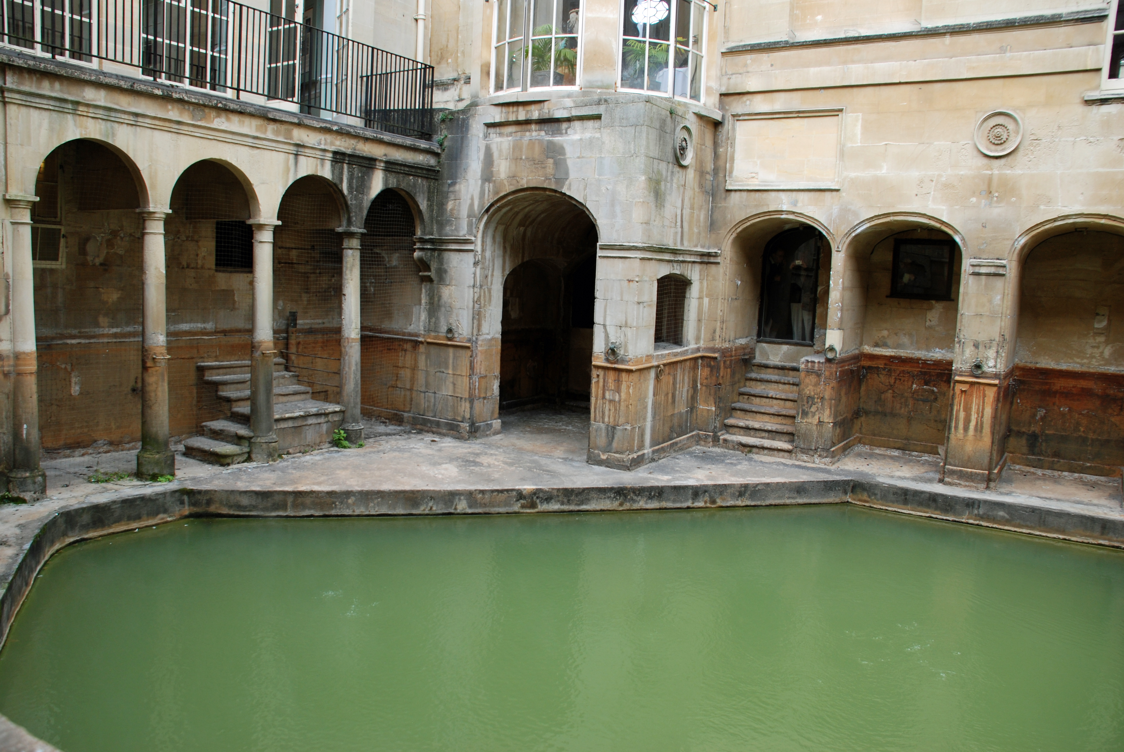 Det var flere basseng i drift, og flere som var tørrlagt