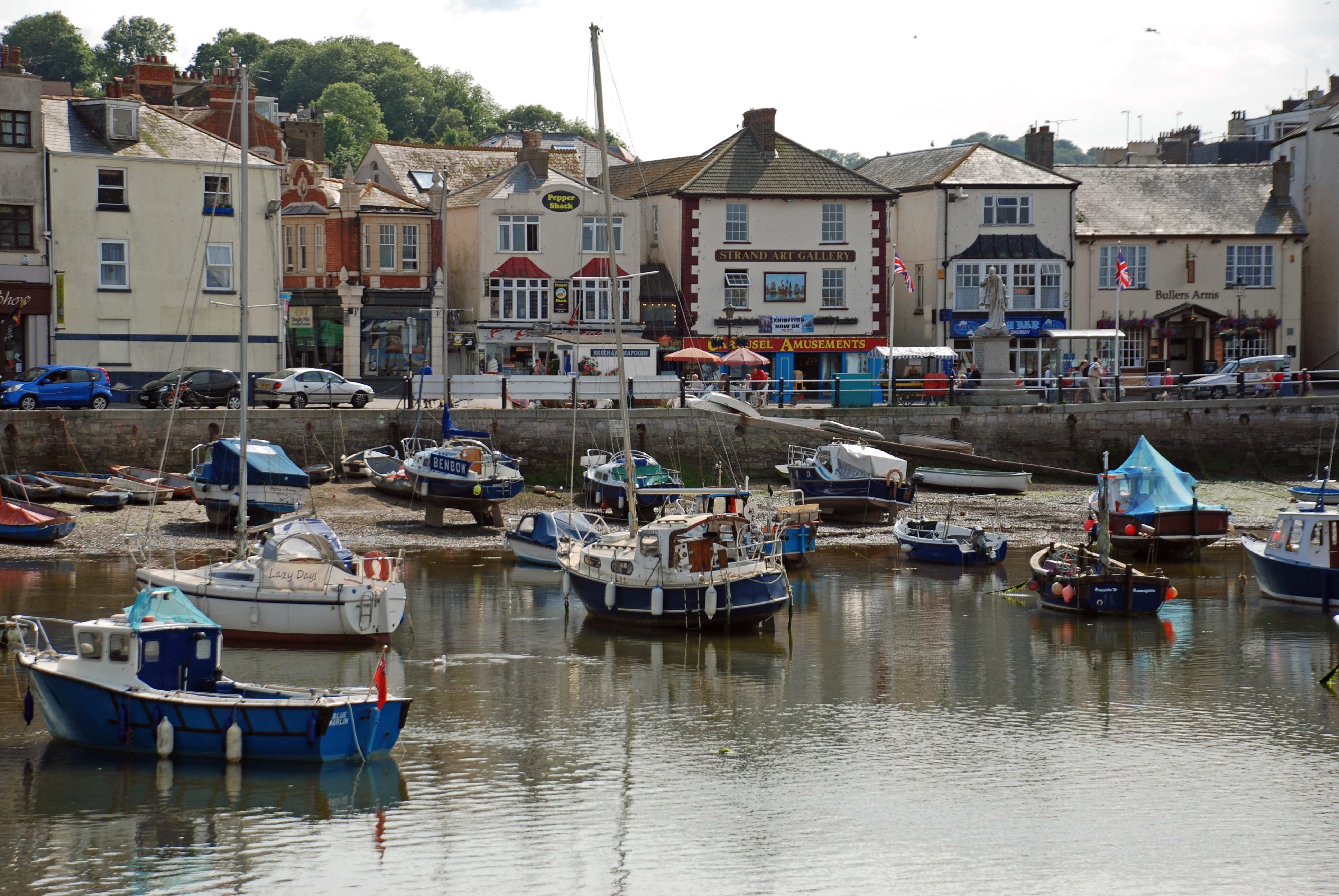 Havnen i Brixham på fjære sjø