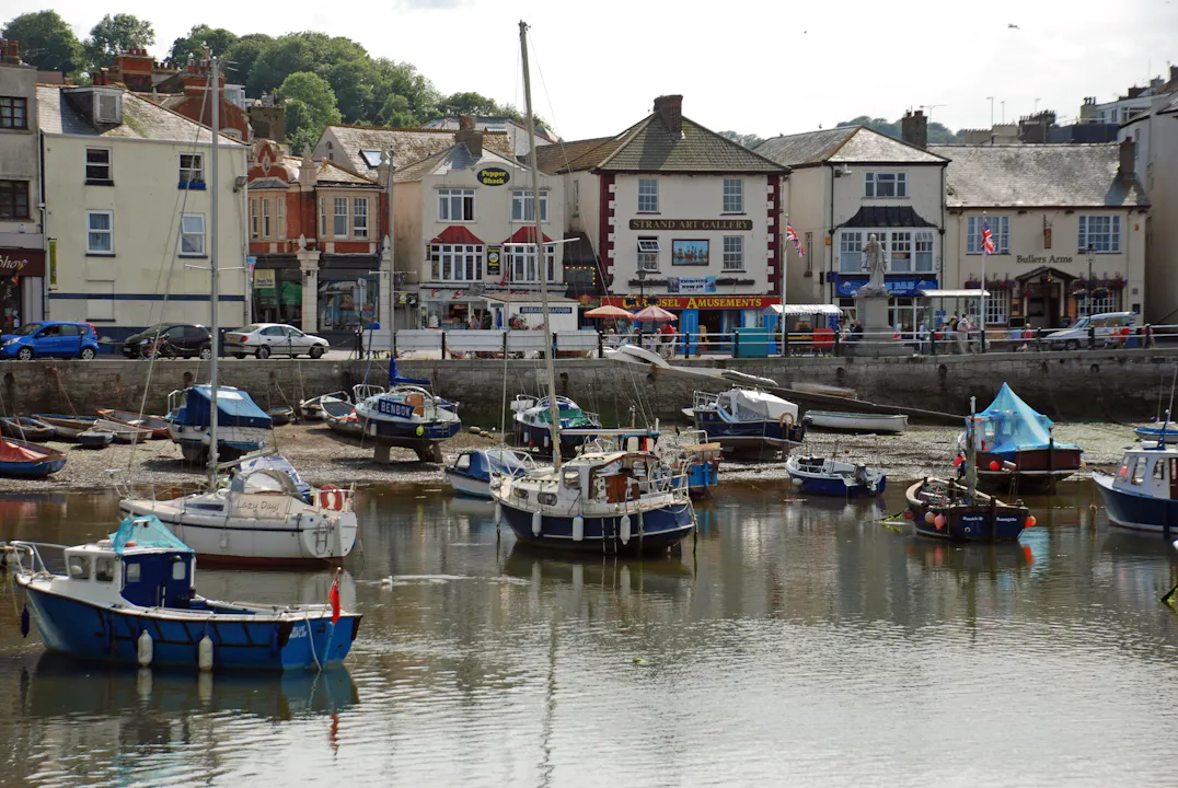 Havnen i Brixham på fjære sjø