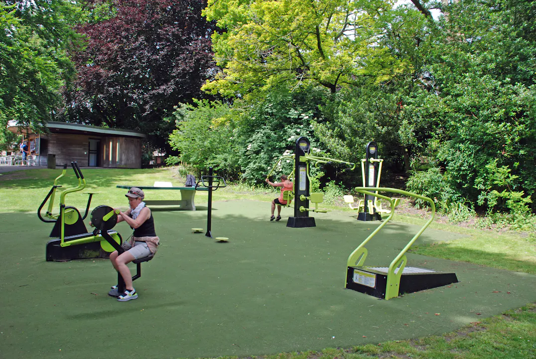 Damene prøver treningsapp. i parken i Chichester
