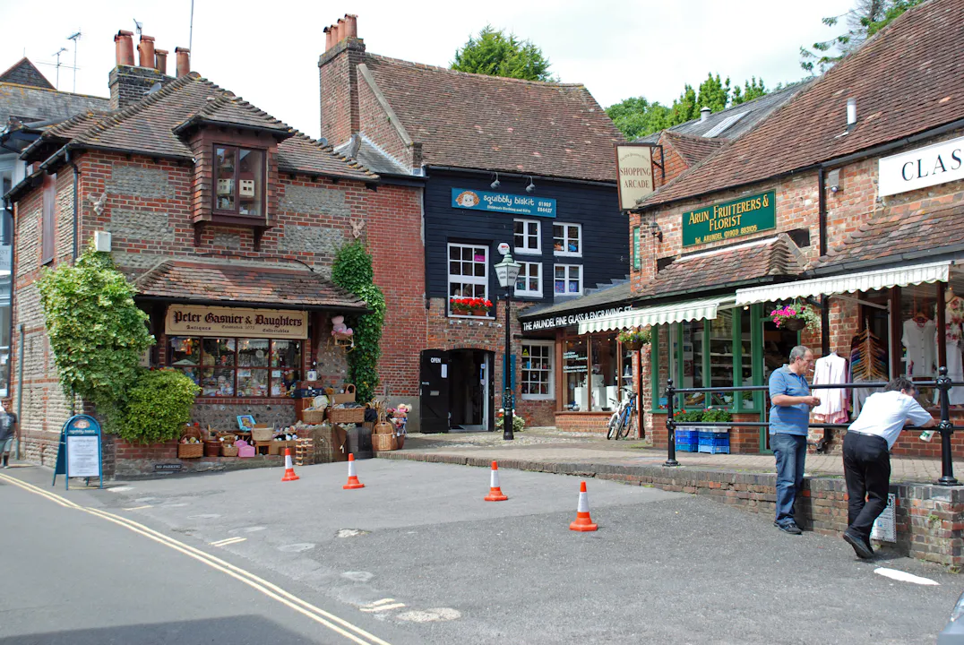 Arundel by med små trange gater