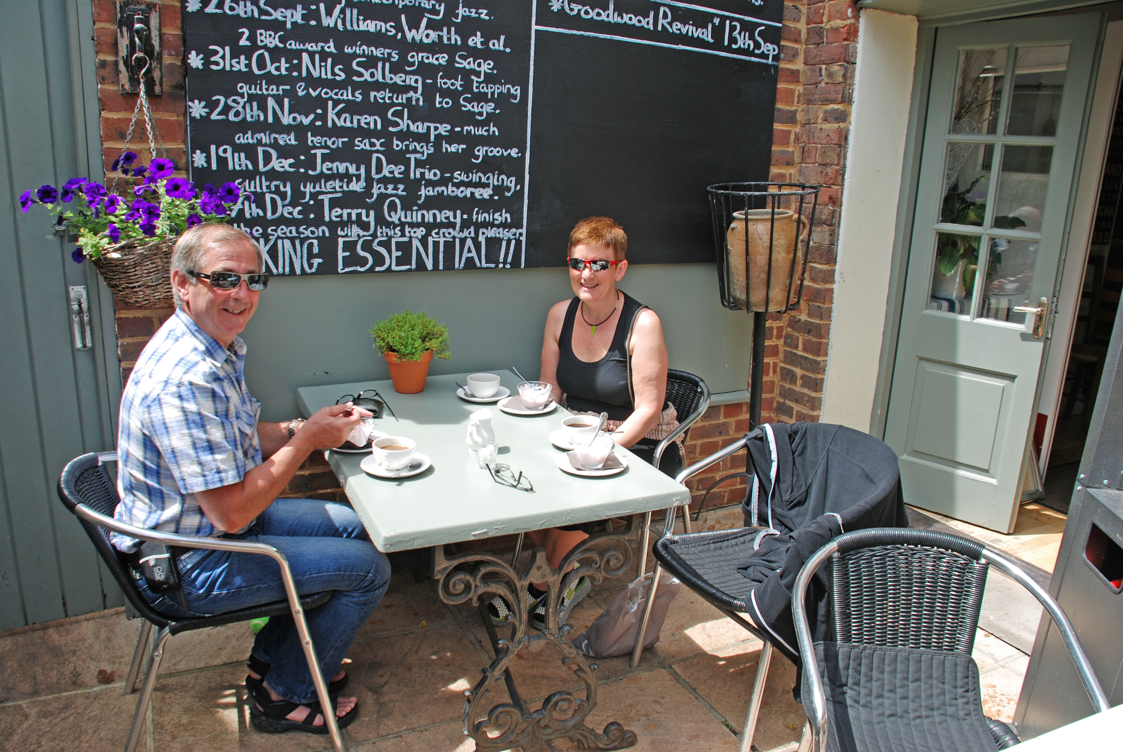 Anne og Per Inge nyter solen og kaffe i Arundel