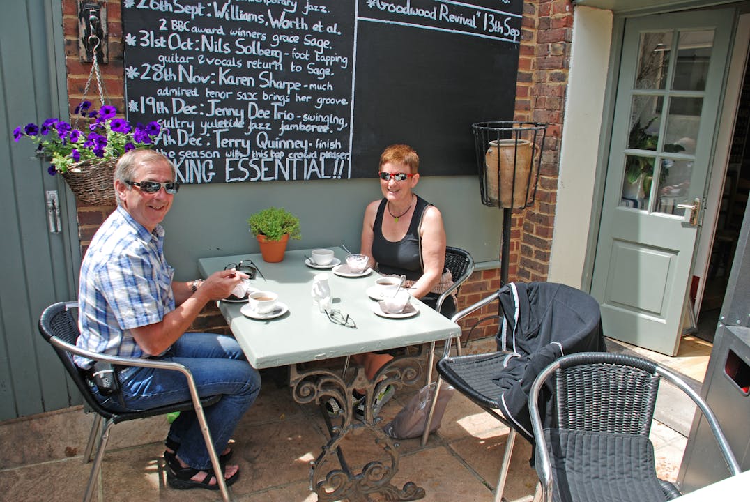 Anne og Per Inge nyter solen og kaffe i Arundel