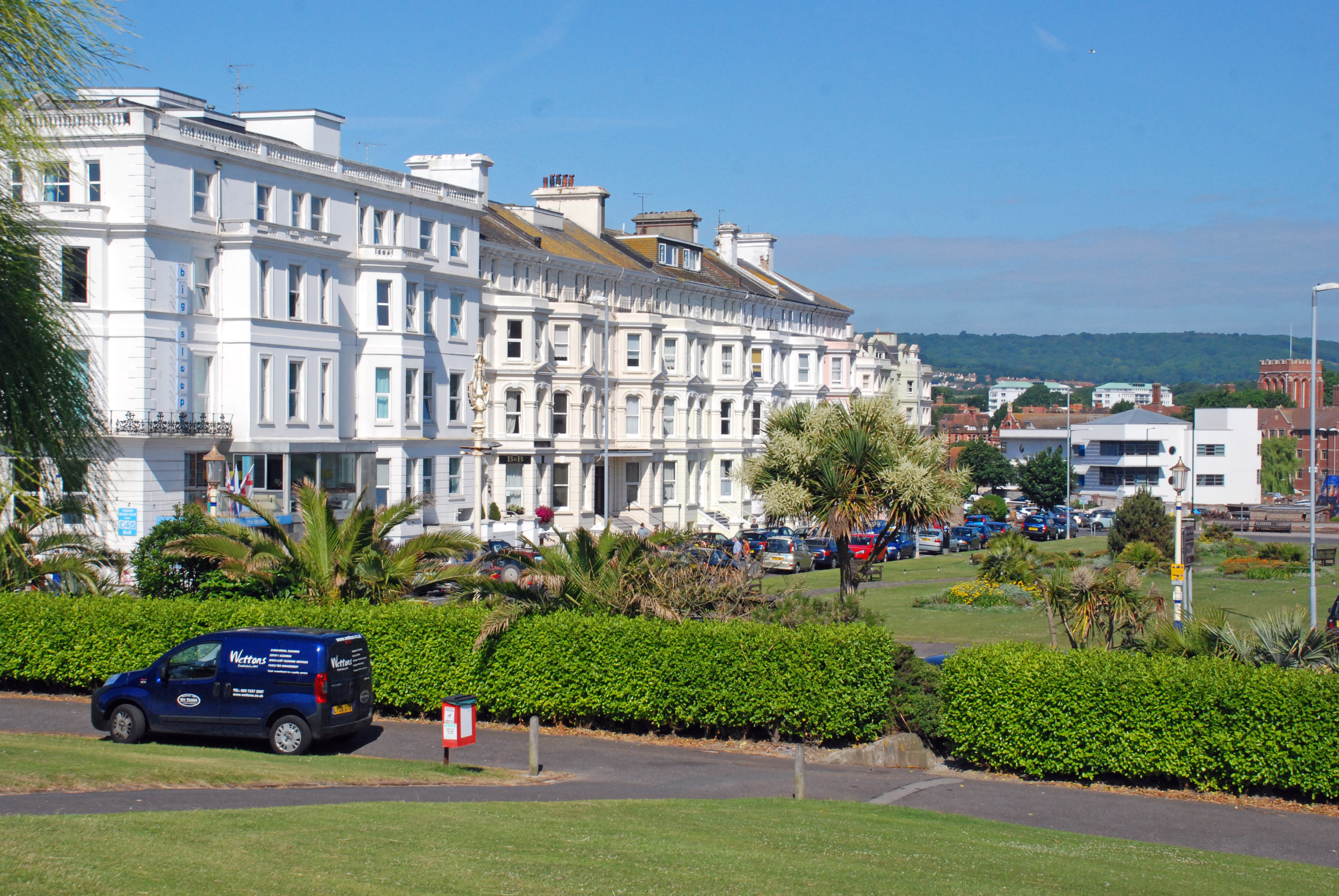 Mange flotte bygninger nede ved sjøkanten i Eastbourne