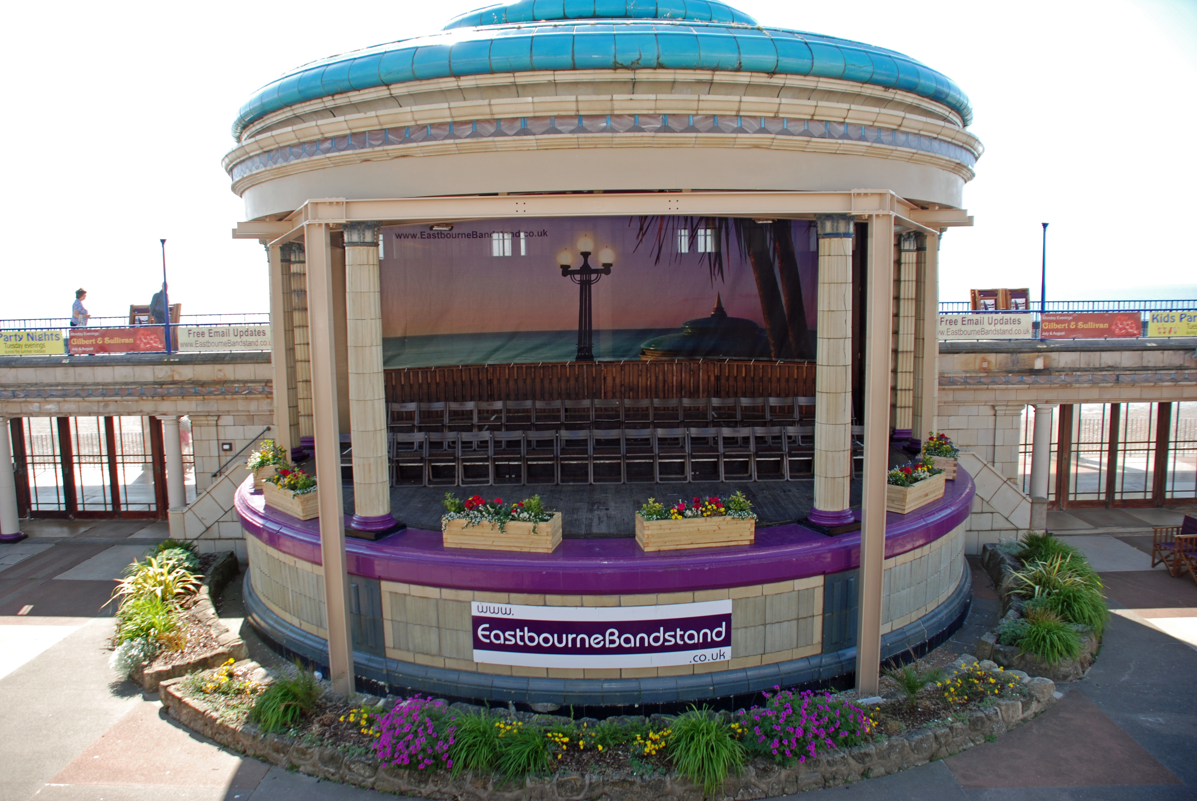 Her nede ved sjøen var det satt opp en scene og flere hundre stoler. Diverse konserter og teater hele sommeren
