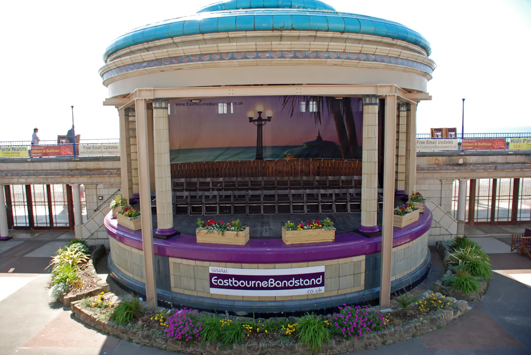 Her nede ved sjøen var det satt opp en scene og flere hundre stoler. Diverse konserter og teater hele sommeren