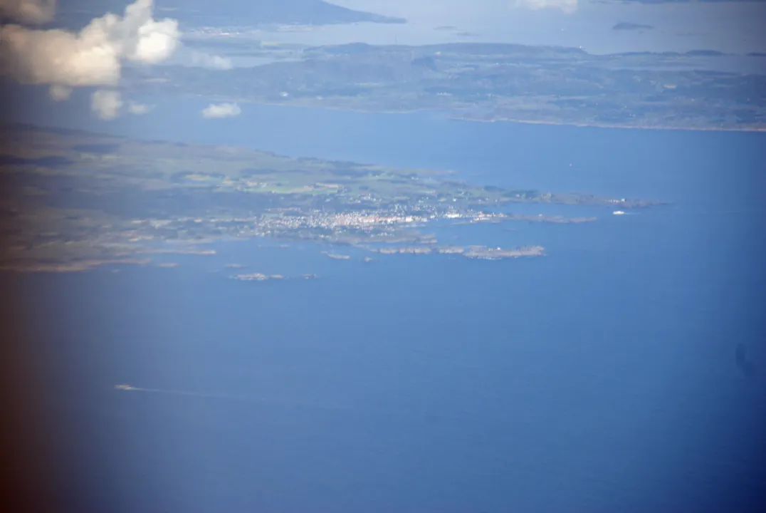 Vi nærmer oss Karmøy, her ser vi Skudeneshavn