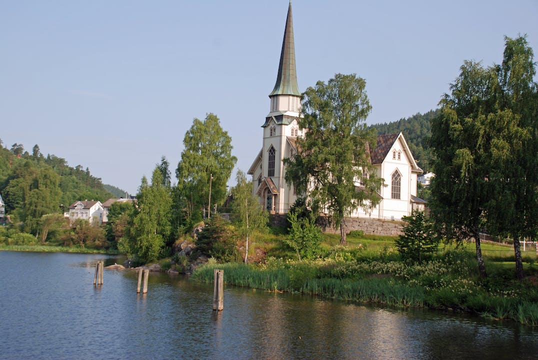 Kirken helt nede ved vannet