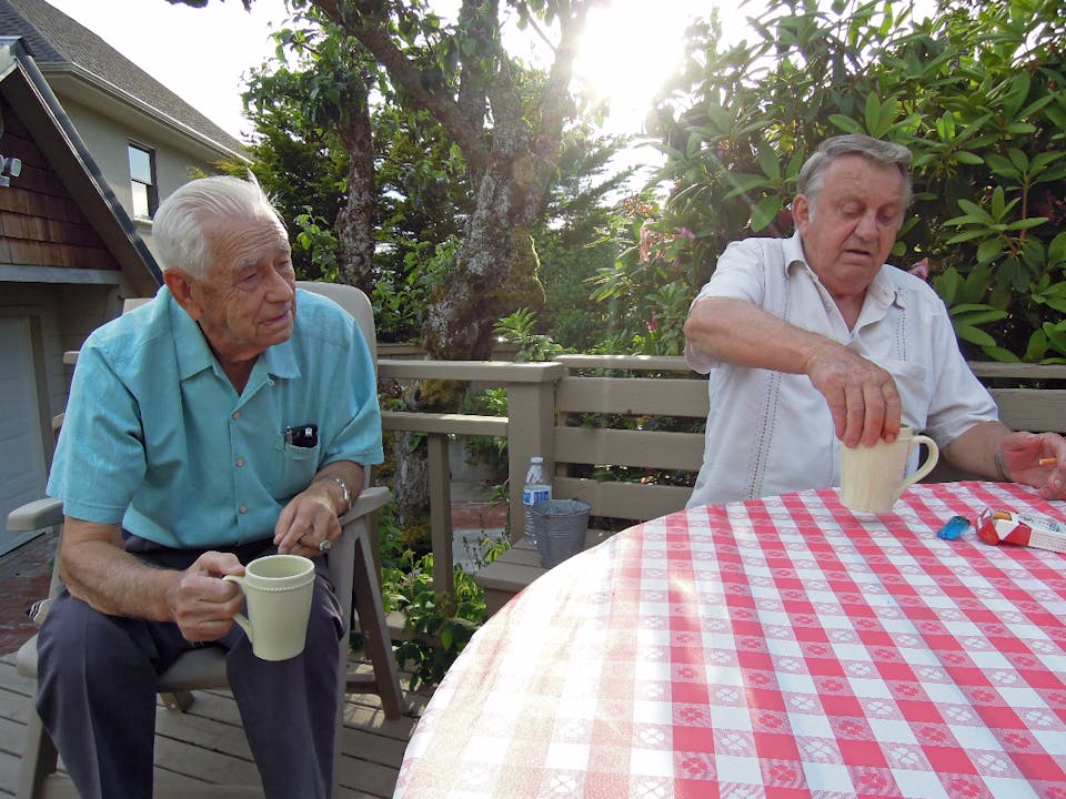 Arnold Rasmussen og Karl Johan Hansen i samtale over en kopp kaffe