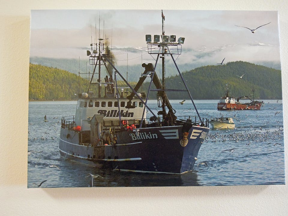 Bilder fra Kåre sine båter henger på veggen