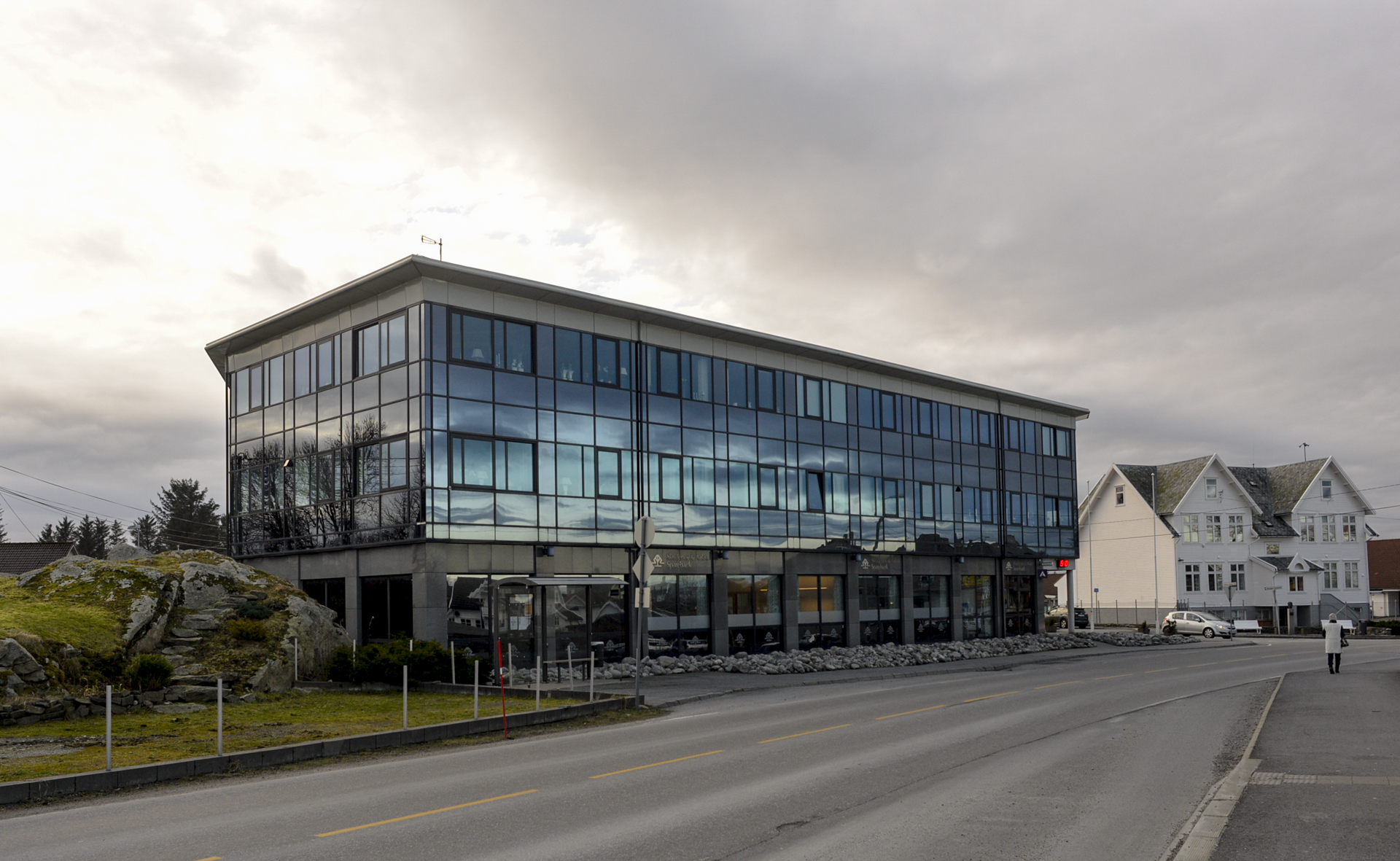 Sør og Østsiden av banken, mot Veavågen skole