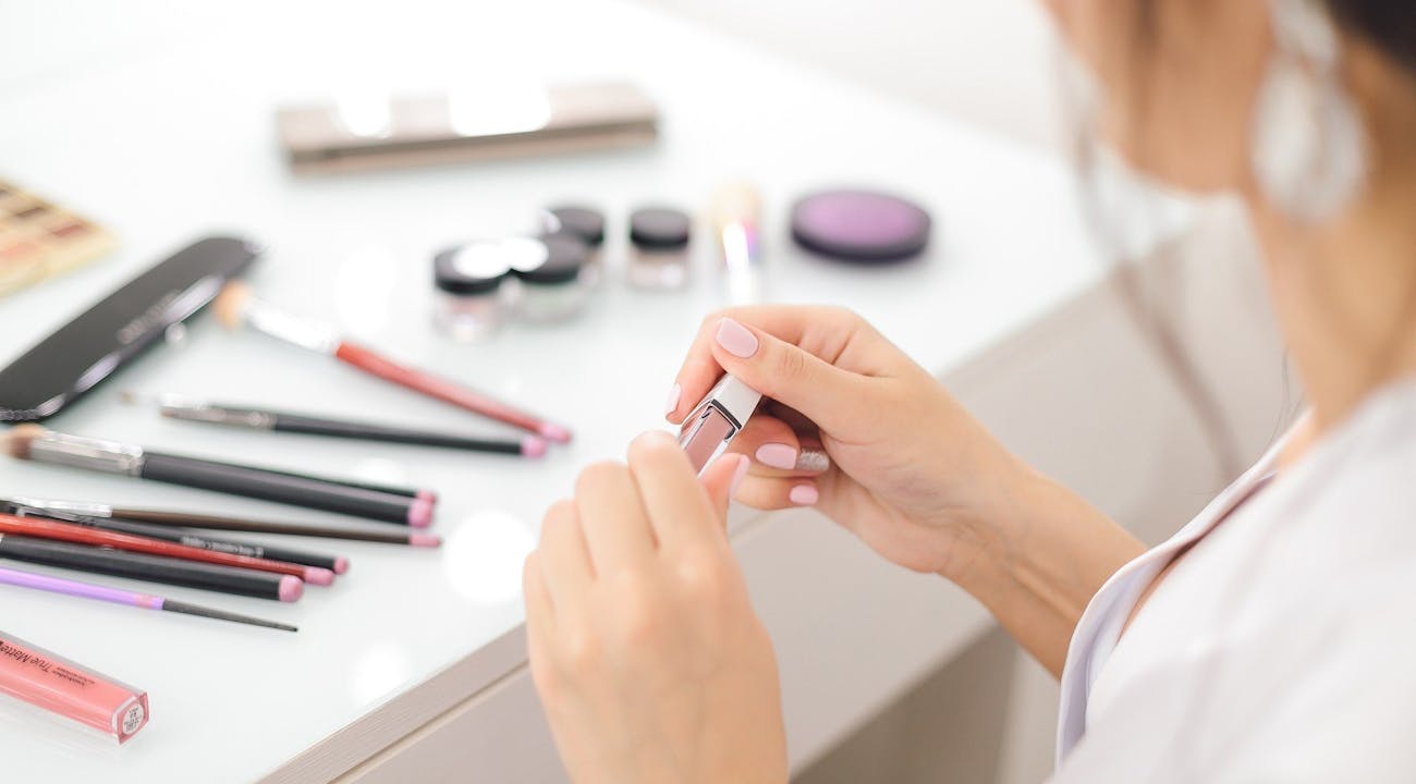 lipstick-g9a927af46_1920