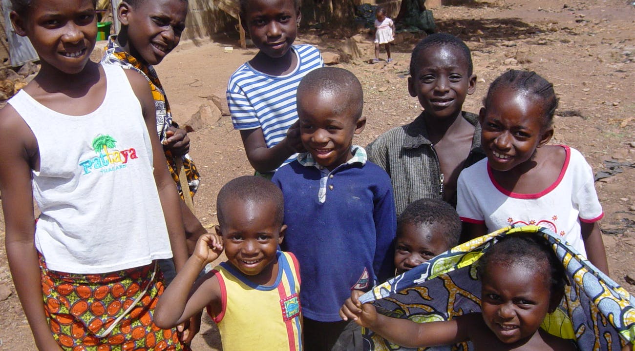 Verdifulle-barn-i-Bamakos-gater-1