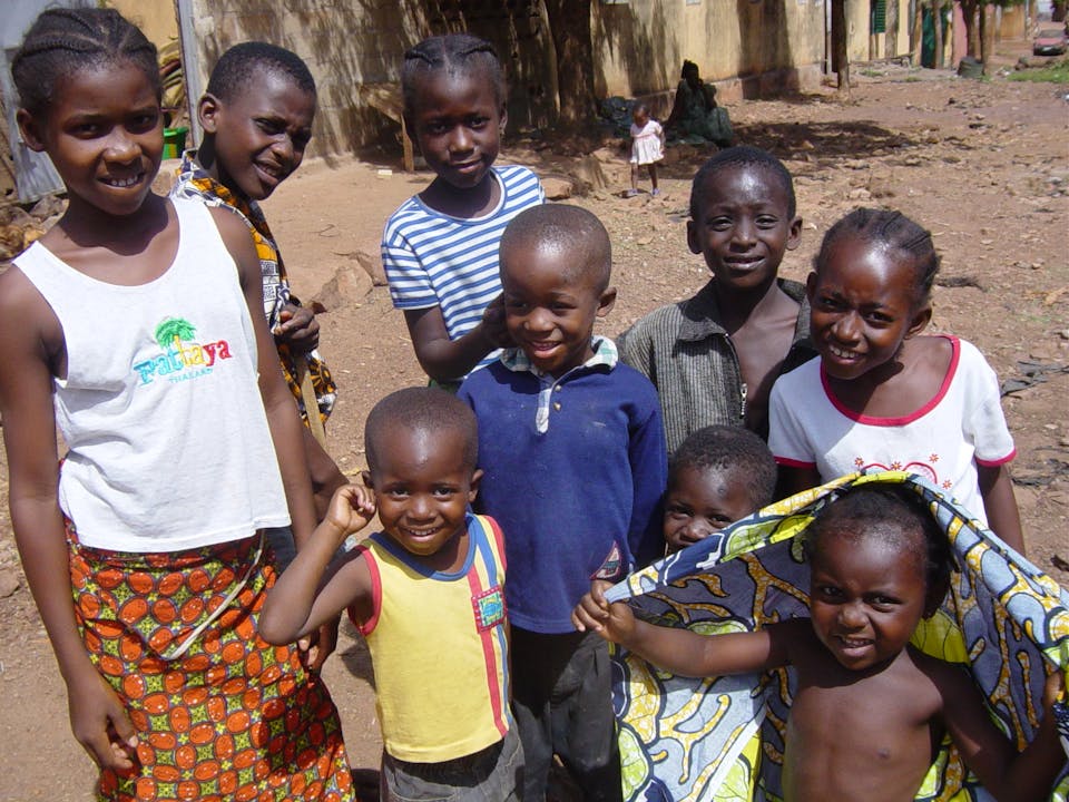Verdifulle-barn-i-Bamakos-gater-1