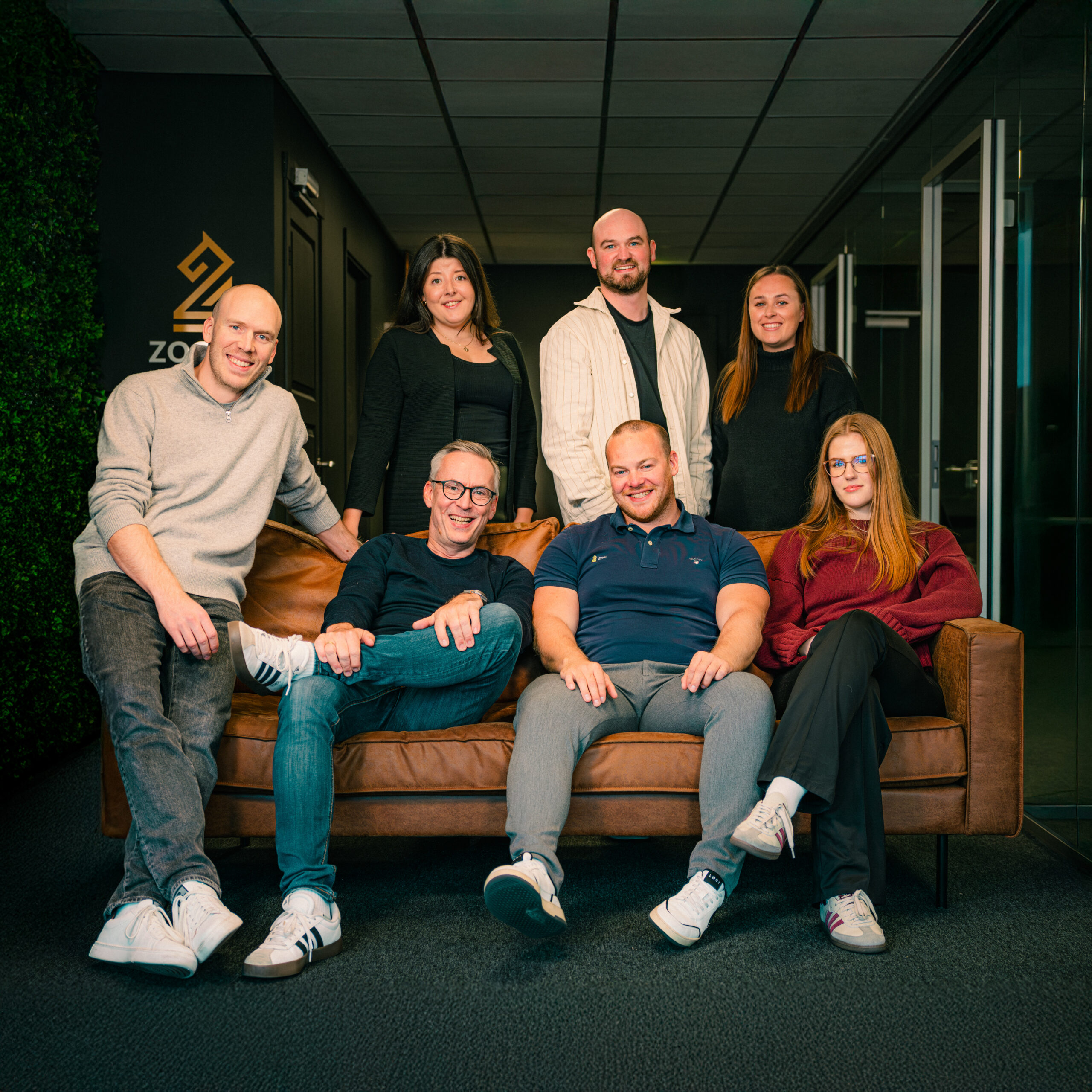 Zocial kjøper opp Flowit Digital. Fremme f.v.: Eivin Netland, Tomin Meling, Glenn Helge Kvilhaugsvik, Nora Medhaug. Bak f.v.: Camilla Sørensen Wik, Simen Søvik og Eline Naley. 