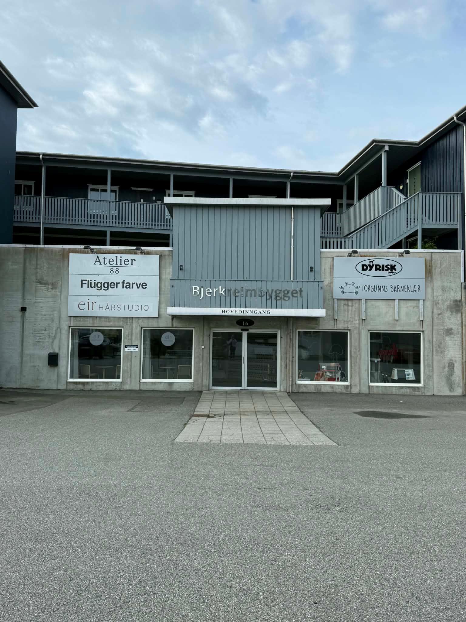 Bjerkreimbygget – et lite minisenter midt i krossen på Åkra